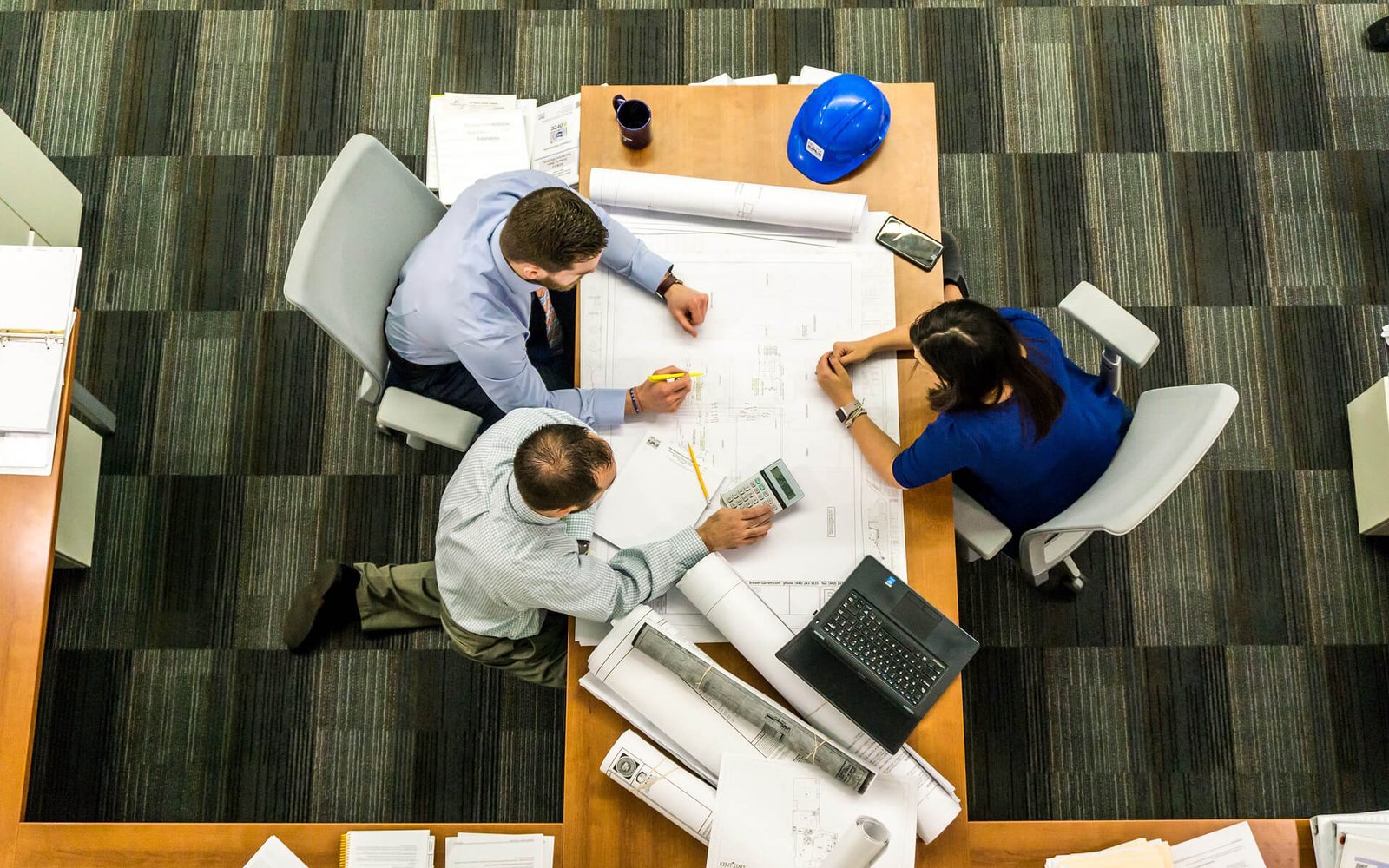 Equipo de profesionales revisando un plan de trabajo